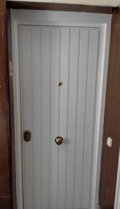 Puerta Blindada. Su apariencia es similar a una puerta acorazada. Cerradura de 1 bombillo