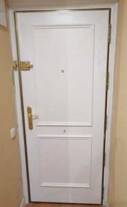 Puerta blindada con cerradura de un bombillo más cerrojo de seguridad