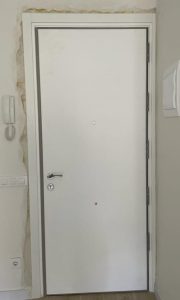 Puerta blindada con un bombillo