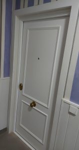 Puerta blindada con un bombillo