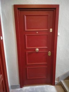 Puerta blindada con un bombillo más cerrojo de seguridad